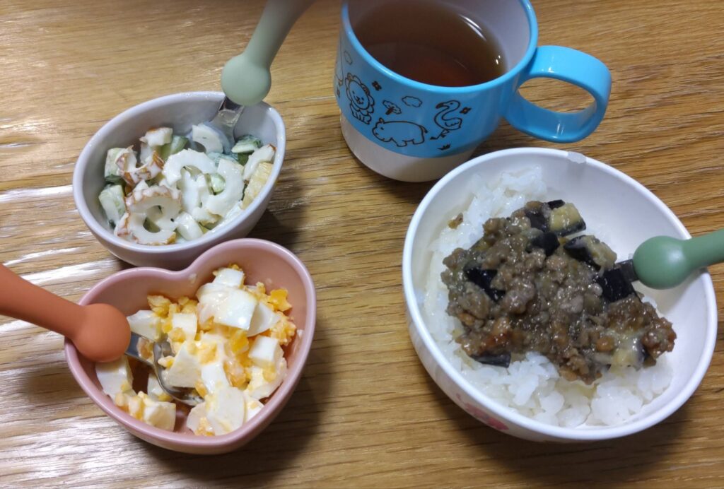 3歳頃の幼児食の献立例（ごはんとなすのそぼろ煮）