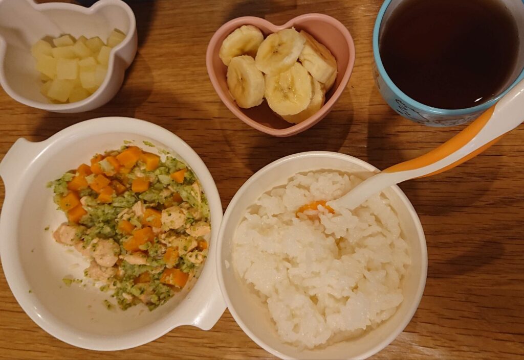 1歳半頃の幼児食の献立例（ごはんと鮭と野菜のおかず）