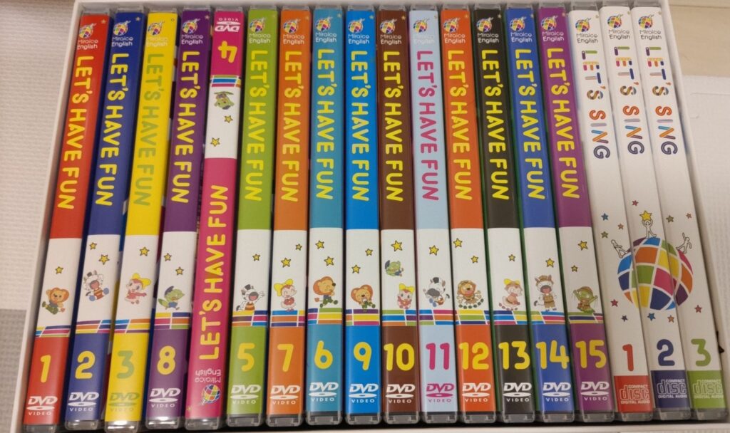 ミライコイングリッシュのDVD15枚を並べた写真