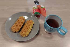 4歳の子どもの朝ごはん例（かぼちゃワッフルとヨーグルト）