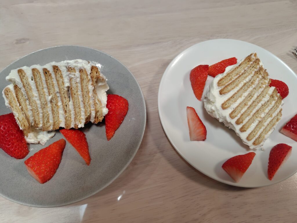 親と子どもそれぞれに取り分けたビスケットケーキ
