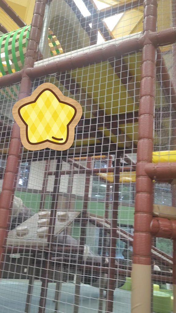 亀の井ホテル富士のキッズパークにある大型アスレチック